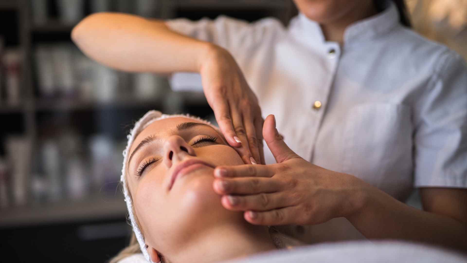 masaż twarzy w spa kobieta masuje twarz amvi cosmetics