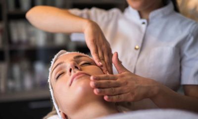masaż twarzy w spa kobieta masuje twarz amvi cosmetics